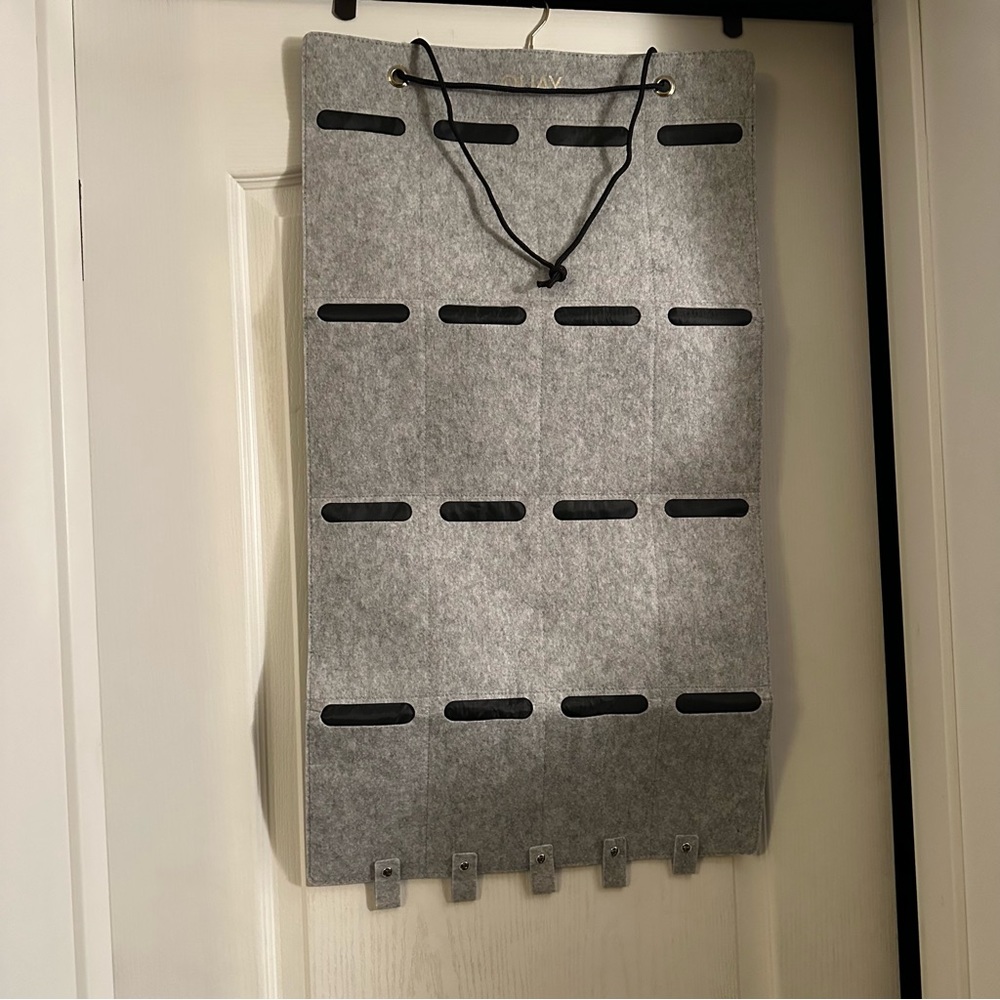 Quay Australia Sunglasses Holder (fits so many sunnies!)